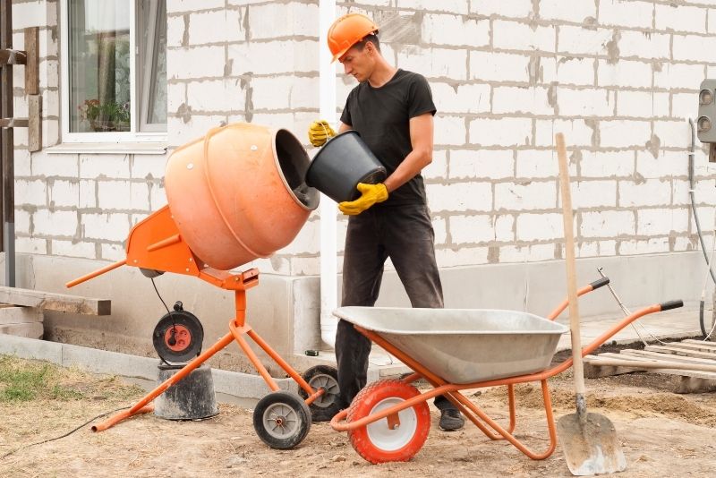 professional concreter in West Lake Macquarie pouring concrete